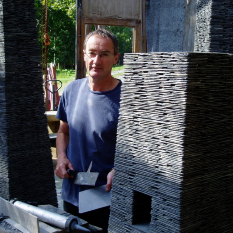 Lowri Ann yn cyflwyno: Howard Bowcott 'PUBLIC ART. Bloody waste of money?’