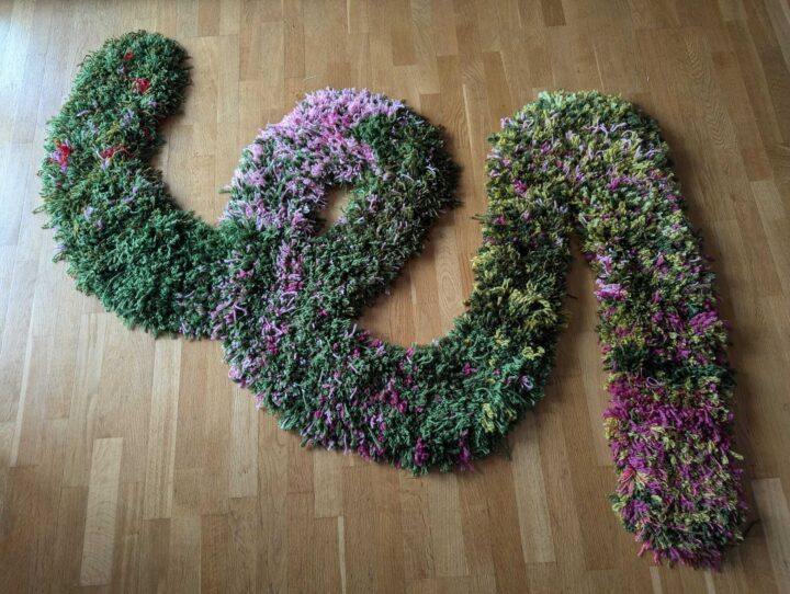 Sgwigl gwyrdd Ella Louise Jones