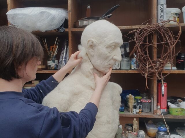 Yr artist wrth ei gwaith gyda gwlân